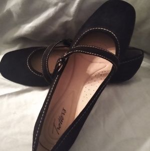 Trotter's Ladies shoes Simmy Black Suede 9 1/2  M